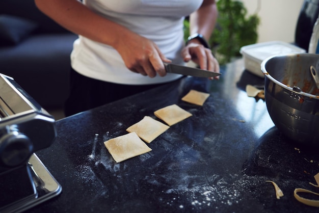 Kuchár pripravuje jedlo